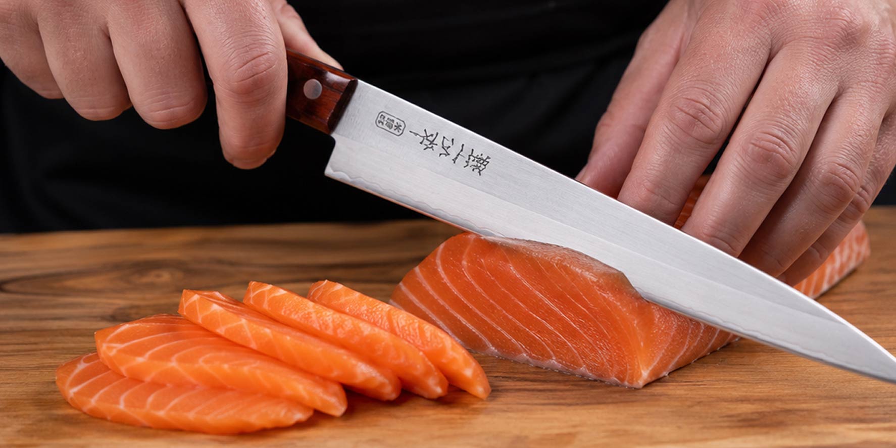 Japonský nůž Slice Sashimi Sujihiki při krájení lososa-2
